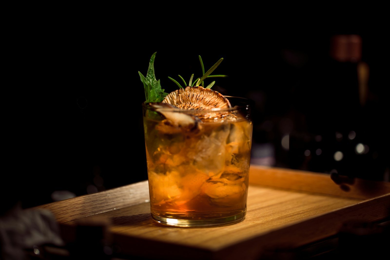 Cocktail auf dunklem Bartresen