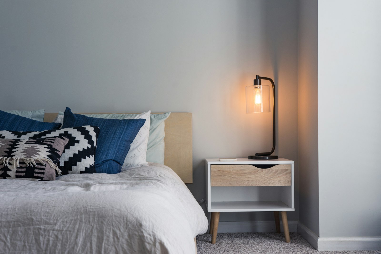 Loft-Zimmer, minimalistisch mit Designerleuchte