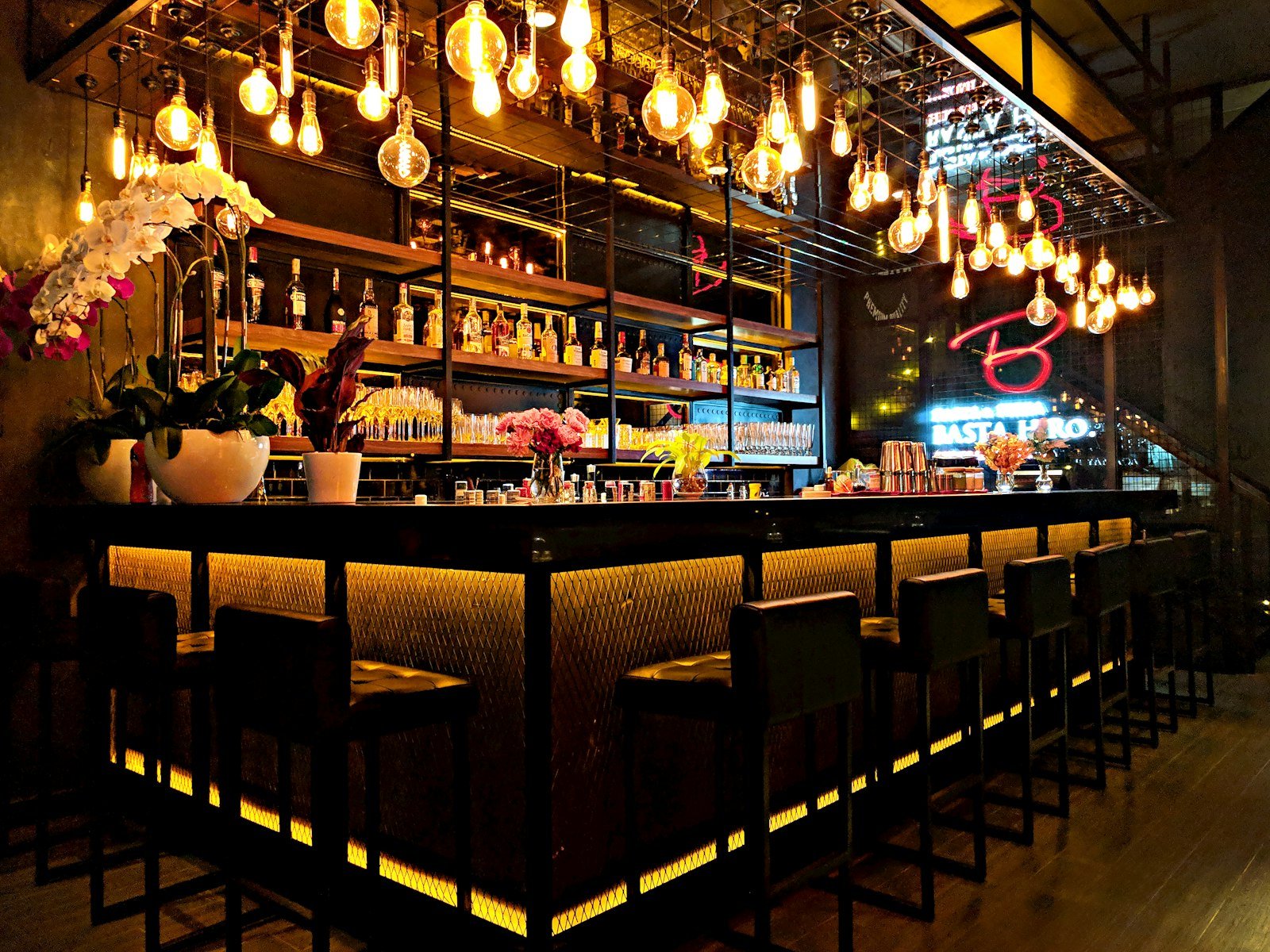 Warme Cocktailbar mit Glühbirnen